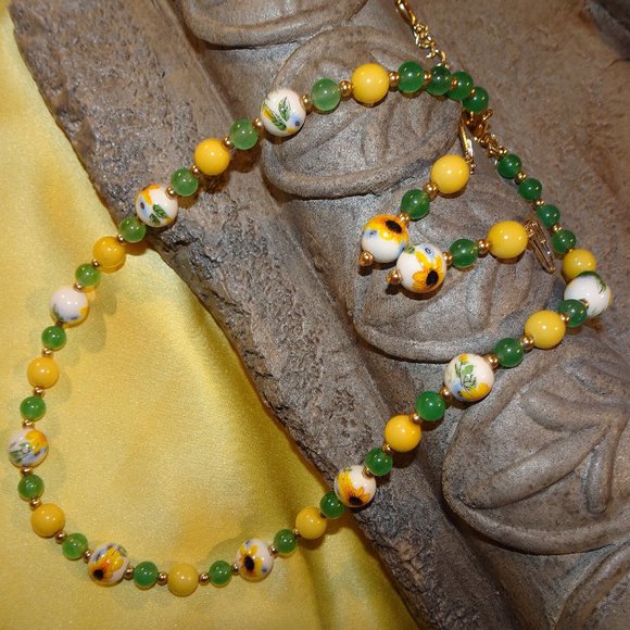 Handmade necklace/earring set in festive design with bold colors - Picture 7 of 8